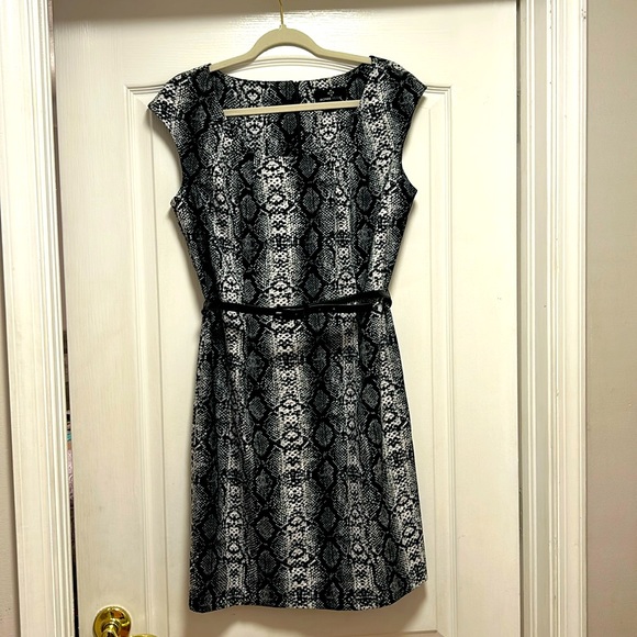 Ronni Nicole Dresses & Skirts - Ronni Nicole Snakeskin Print dress size 12